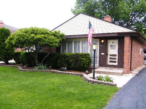 8253 N Elmore Way, Niles, IL 60714