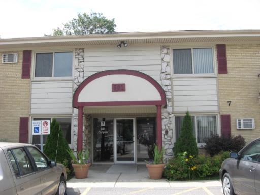 501 Carlysle Dr. #17, Clarendon Hills, IL 60514