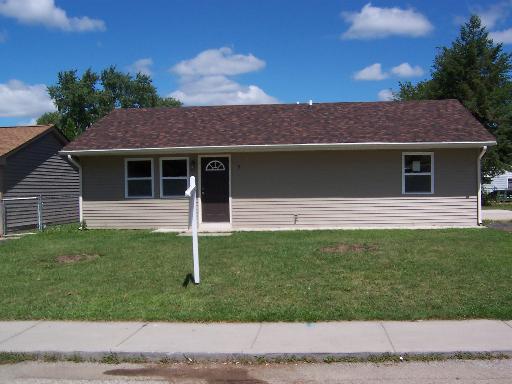 8 Fir St., Carpentersville, IL 60110