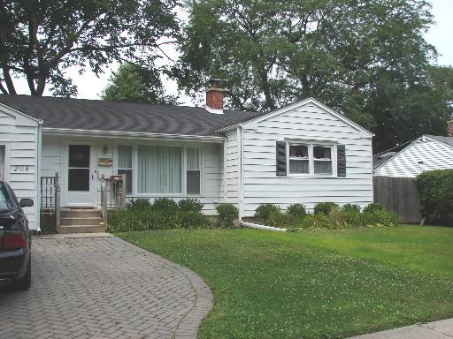 206 Lagoon Dr., Northfield, IL 60093