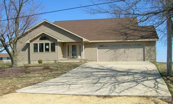 6395 Oakwood Ln., Polo, IL 61064