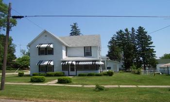 706 Hicks Ave., Ashton, IL 61006