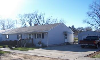 16 N Davis, Amboy, IL 61310