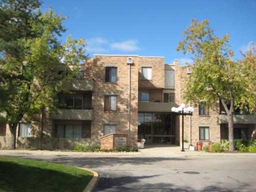 1926 Prairie Sq. #120B, Schaumburg, IL 60193