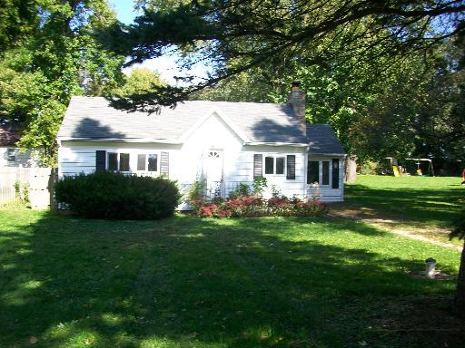 906 Plymouth Ln., Mchenry, IL 60050