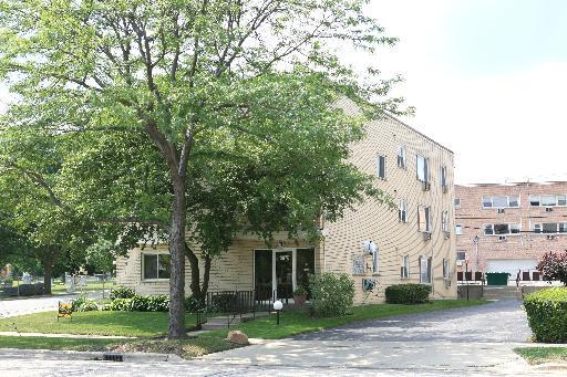 8152 Elmwood St. #103, Skokie, IL 60077