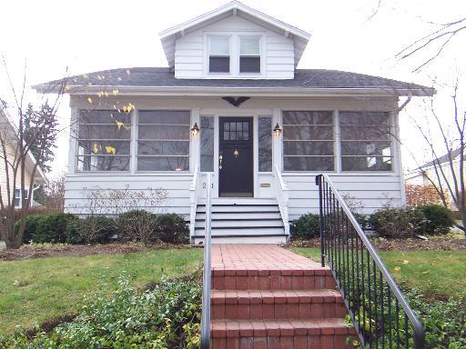 221 Coolidge Ave., Barrington, IL 60010