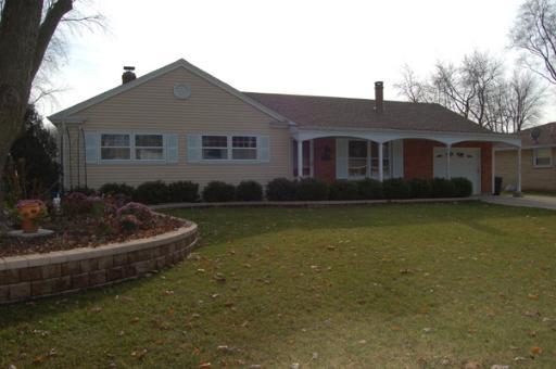 820 Balmoral Dr., East Dundee, IL 60118