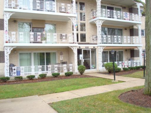 925 S 8th Ave. #4, La Grange, IL 60525