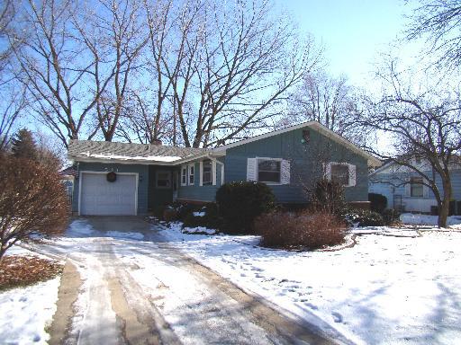 521 Indianwood Dr., Carol Stream, IL 60188