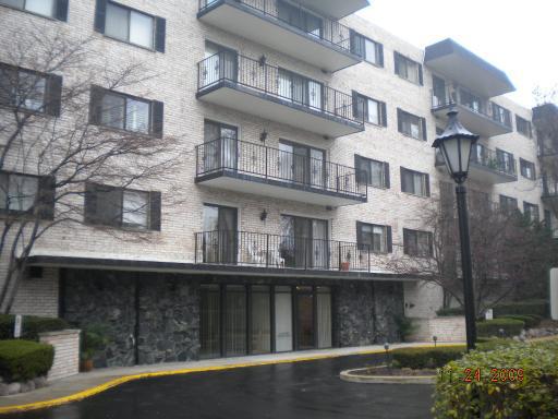 1S150 Spring Rd. #2D, Oak Brook Terrace, IL 60181