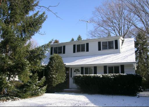 125 Jeanette Pl., Mundelein, IL 60060