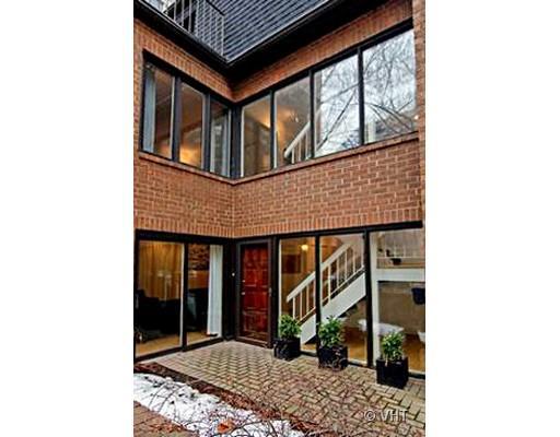 345 W Barry #8, Chicago, IL 60657