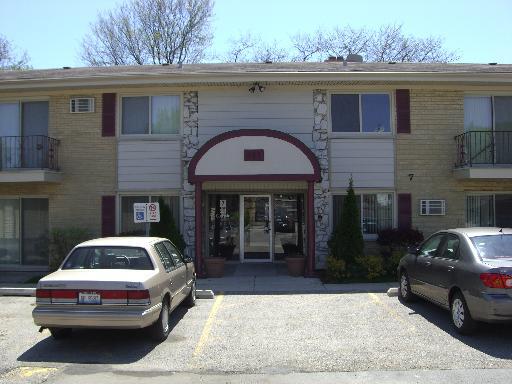 501 Carlysle Dr. #16, Clarendon Hills, IL 60514