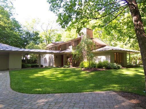 506 Forest Cove Rd., Lake Bluff, IL 60044