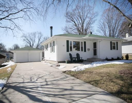 312 Hillside Pl., North Aurora, IL 60542