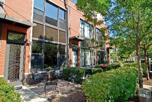 927 N Howe St., Chicago, IL 60610