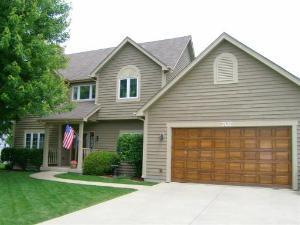 707 Oak Crest Dr., North Aurora, IL 60542