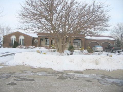 305 Centennial Circle Dr., Walnut, IL 61376