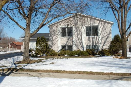 811 Oak Wood, Westmont, IL 60559