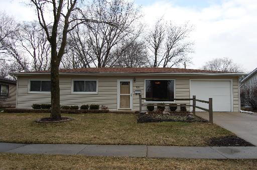416 Tanglewood Dr., Streamwood, IL 60107