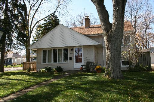 404 Dawn Ave., Glen Ellyn, IL 60137