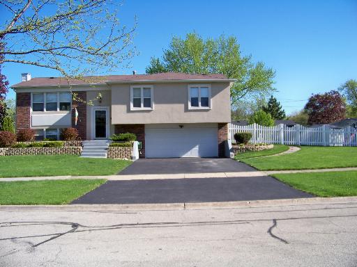 2912 Parkwood Ln., Woodridge, IL 60517