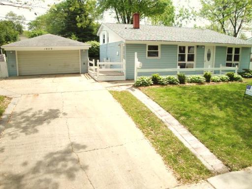 1609 Sacramento Dr., Carpentersville, IL 60110