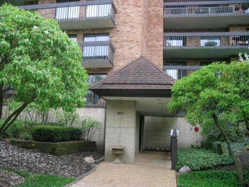 3851 N Mission Hills Rd Ave. #202, Northbrook, IL 60062