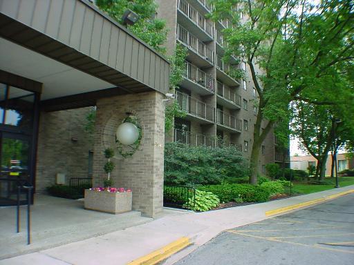 6340 Americana Dr. #401, Willowbrook, IL 60527