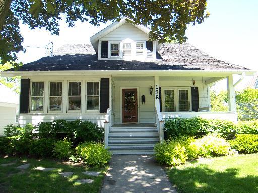 136 Coolidge Ave., Barrington, IL 60010
