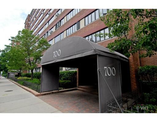 700 W Bittersweet Pl. #1004, Chicago, IL 60613