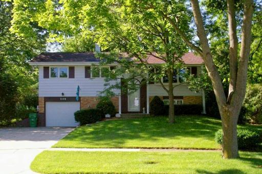 2S335 Hampton Ct., Lombard, IL 60148