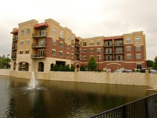 1200 W Foxdale Dr. #208, Addison, IL 60101