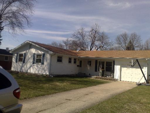 207 Mohawk Dr., Carol Stream, IL 60188