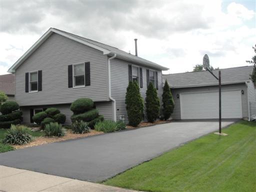6 Autumn Ln., Streamwood, IL 60107