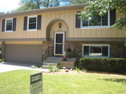 1613 Jay Ln., St. Charles, IL 60174