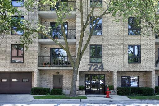 724 12th St. #103, Wilmette, IL 60091