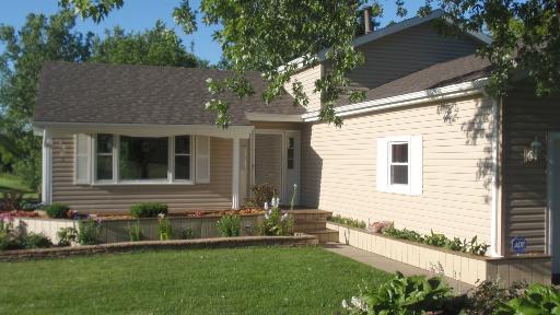 17300 W Woodland Dr., Grayslake, IL 60030