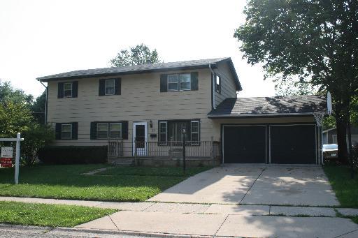 11 Livingston Ave., Carpentersville, IL 60110