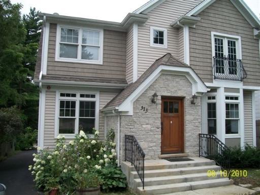 313 Roslyn Rd., Barrington, IL 60010