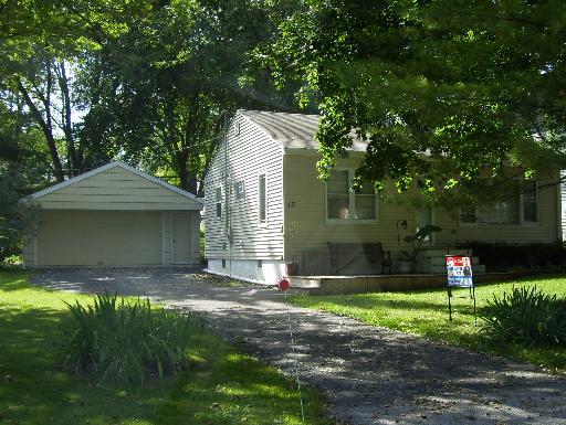 17 Indian Tr., Lake In The Hills, IL 60156