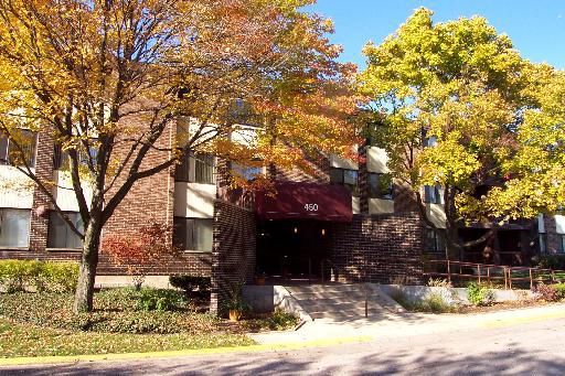 450 Raintree Ct. #3N, Glen Ellyn, IL 60137