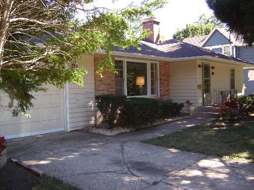 27 Francis Ave., Crystal Lake, IL 60014