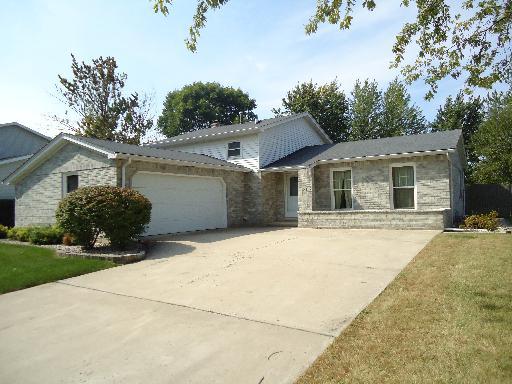 205 Willoway Dr., Naperville, IL 60540