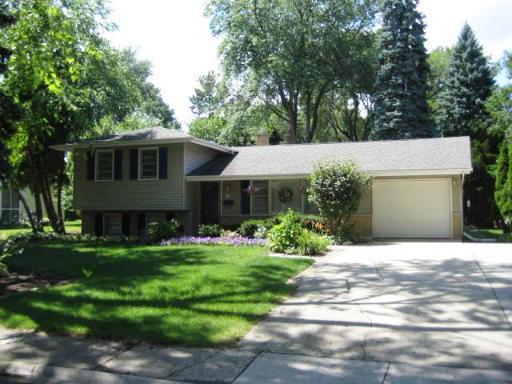 911 Lilac Ln., Naperville, IL 60540