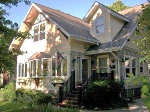 293 Lorraine St., Glen Ellyn, IL 60137