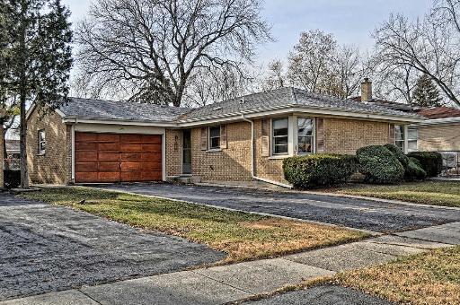 693 Mark Ave., Des Plaines, IL 60016