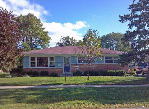 312 Crestwood Dr., Roselle, IL 60172