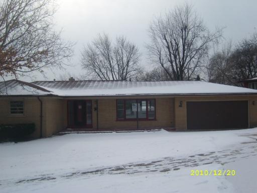 8716 Hillside Dr., Hickory Hills, IL 60457